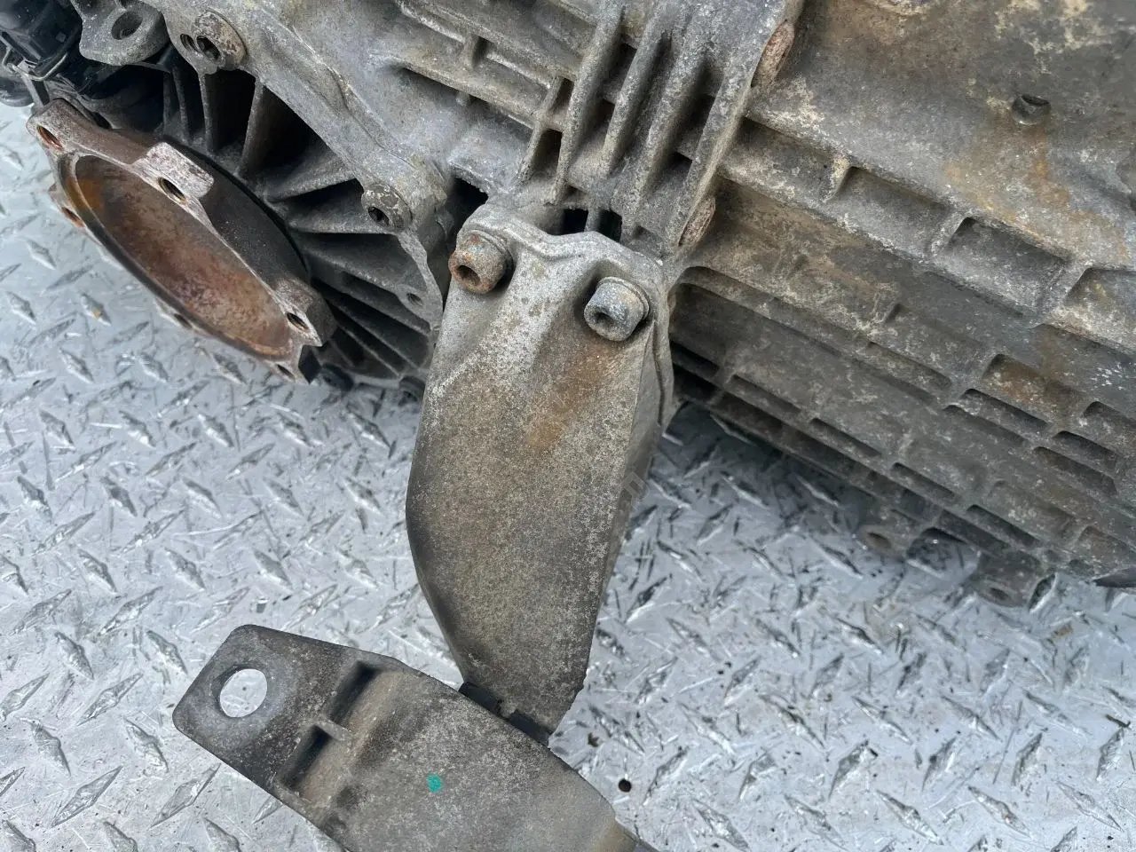 Кронштейн КПП 8D0399113AB
