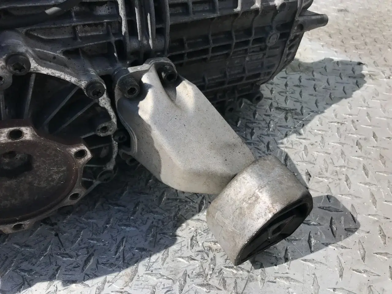 Кронштейн КПП 8D0399113AB