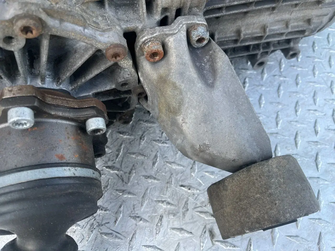 Кронштейн КПП 8D03991313AB
