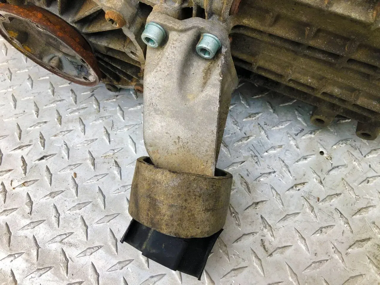 Кронштейн КПП 8D0399113L