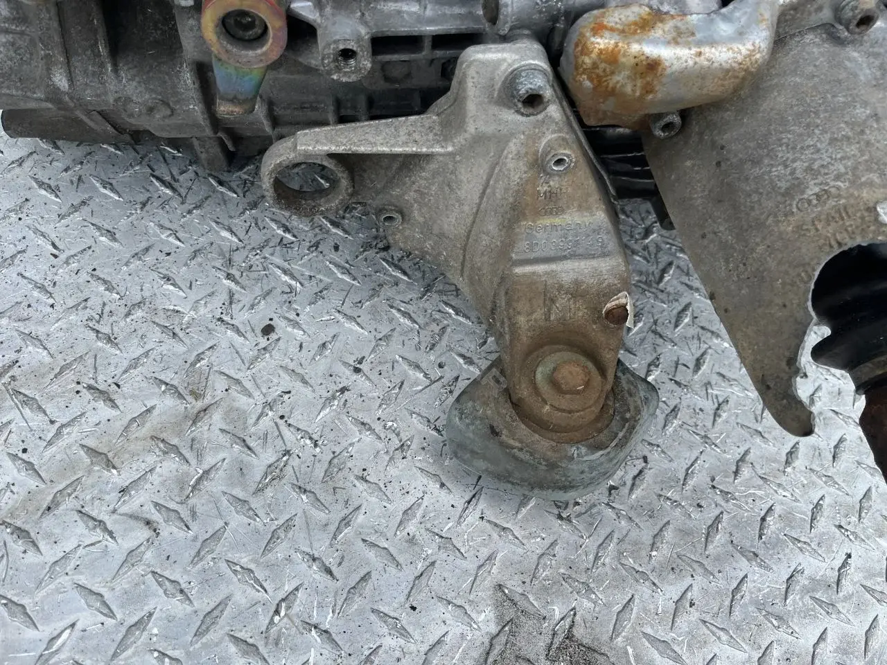 Кронштейн КПП 8D0399114S