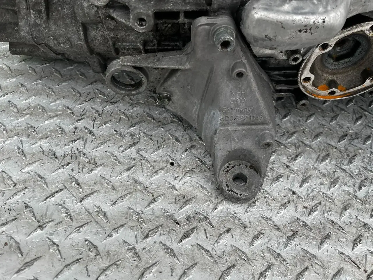 Кронштейн КПП 8D0399114S