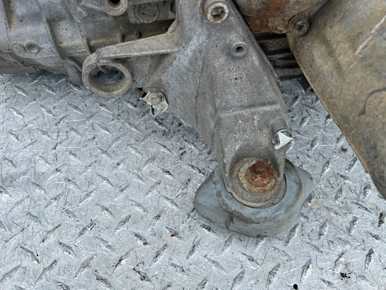 Кронштейн КПП 8D0399114S