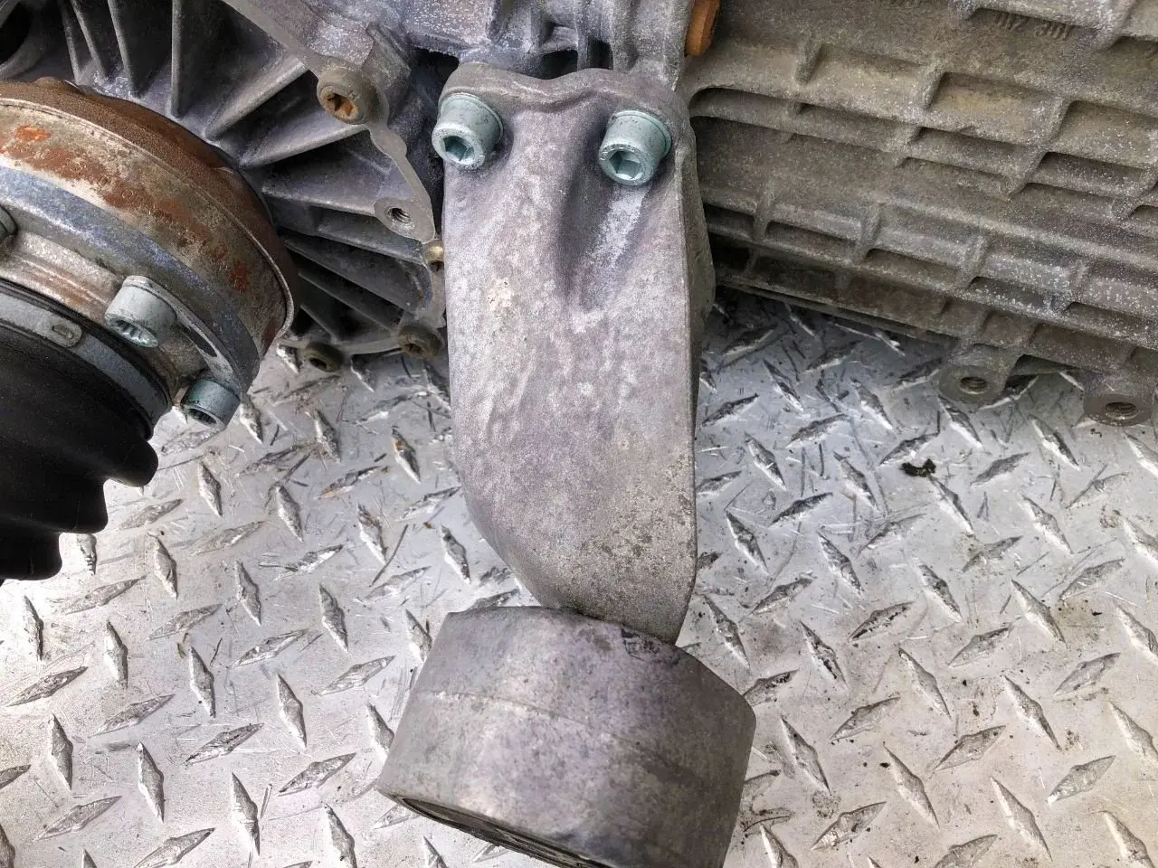 Кронштейн КПП 8D0399113L