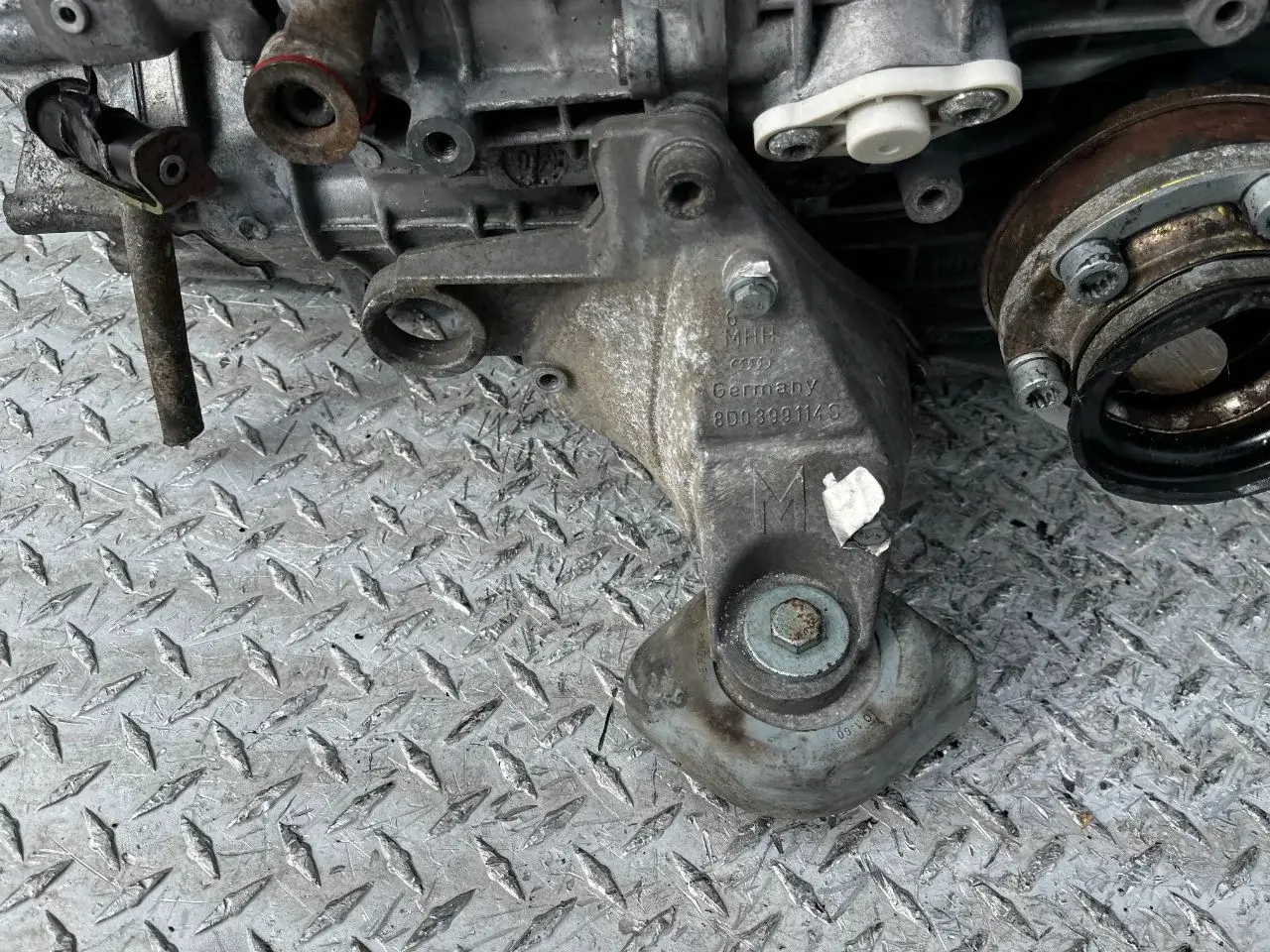 Кронштейн КПП 8D0399114S