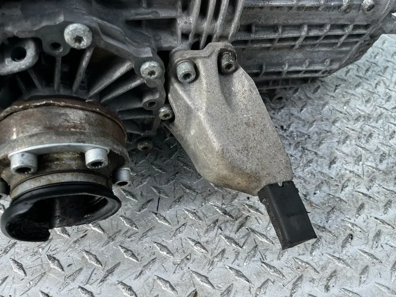 Кронштейн КПП 8D0399113AB