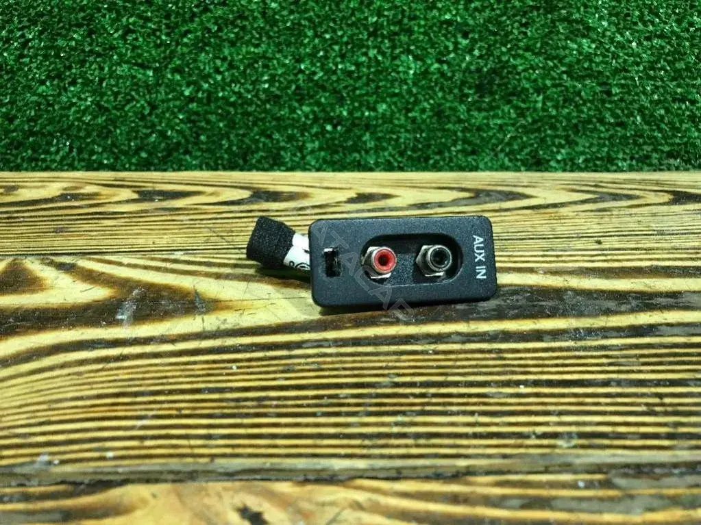 Разъем AUX / USB 7L6035724