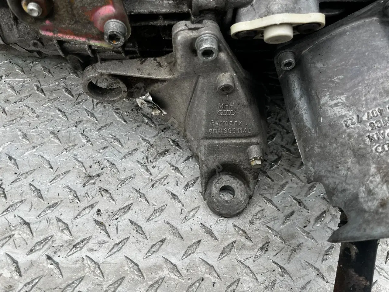 Кронштейн КПП 8D0399114L