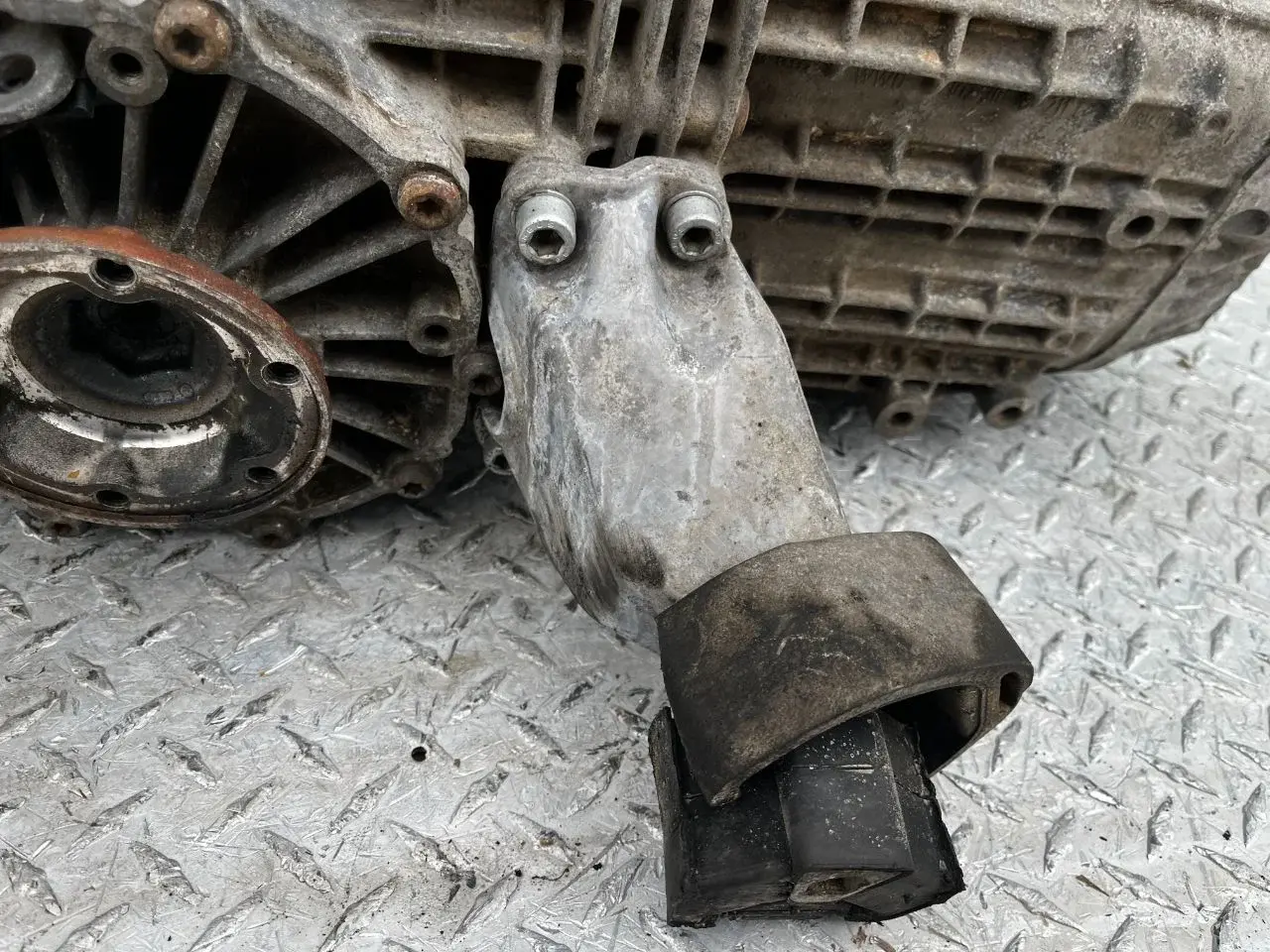 Кронштейн КПП 8D0399113L