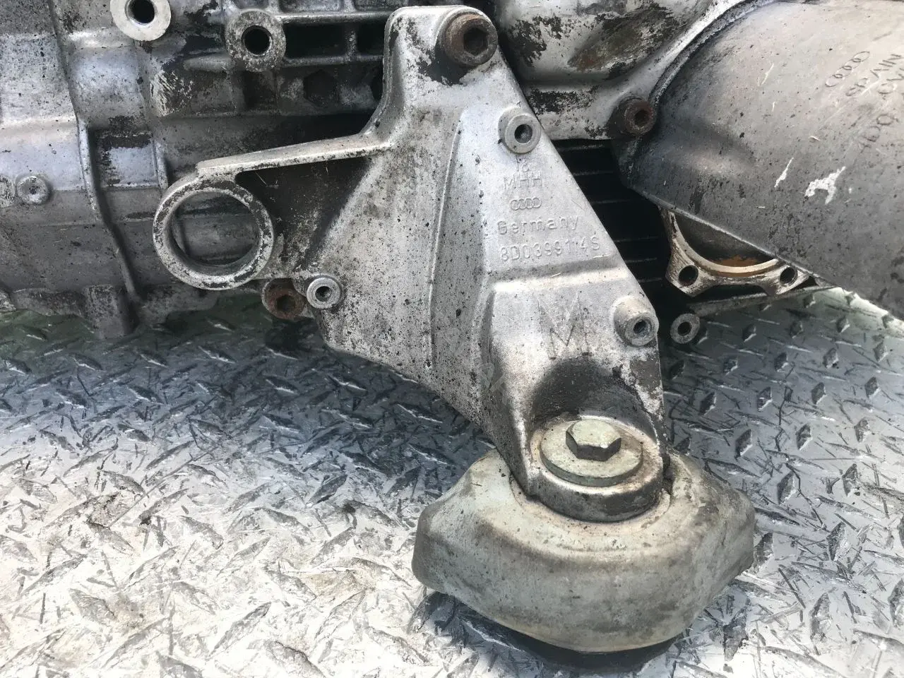 Кронштейн КПП 8D0399114S