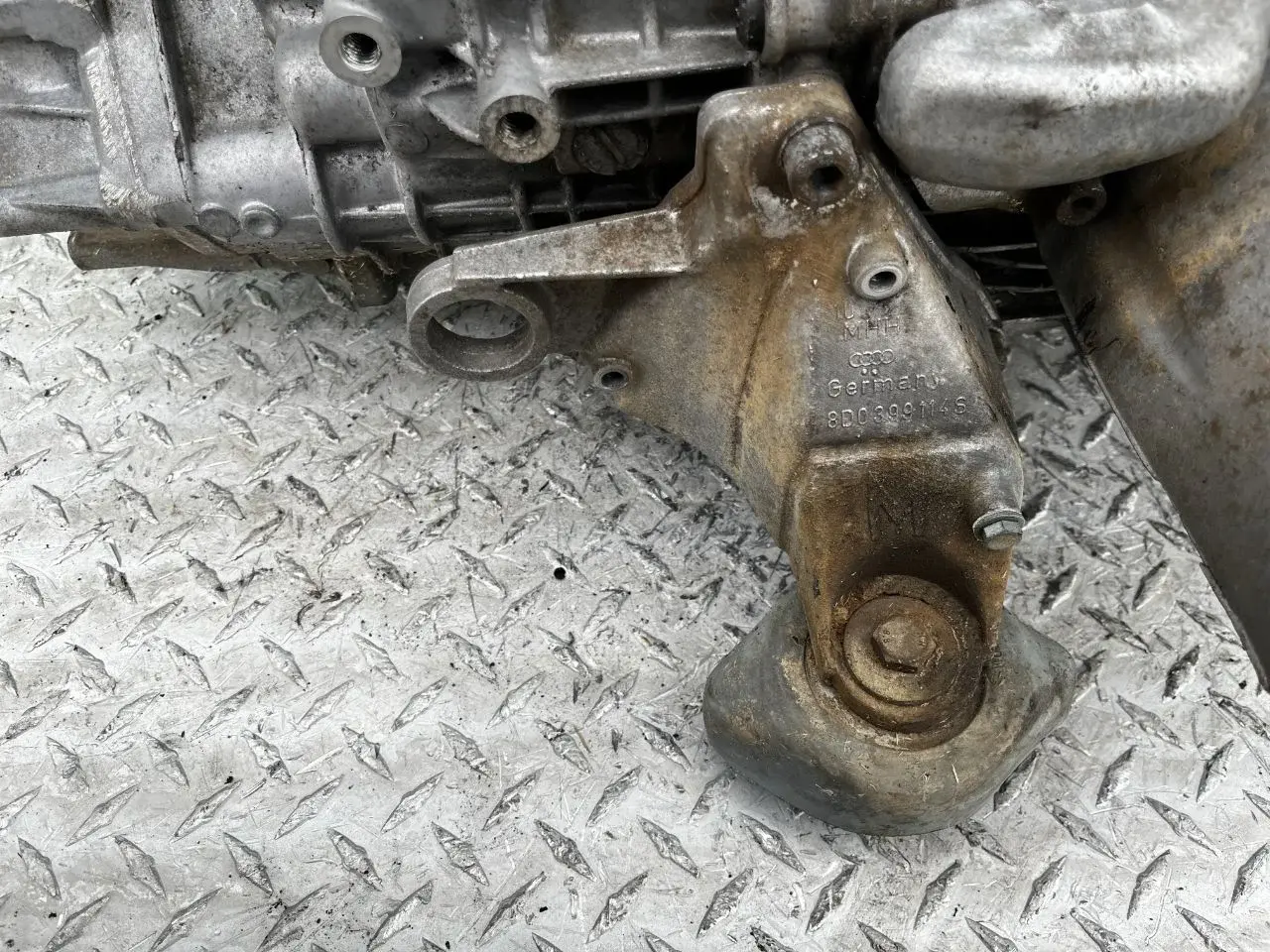 Кронштейн КПП 8D0399114S