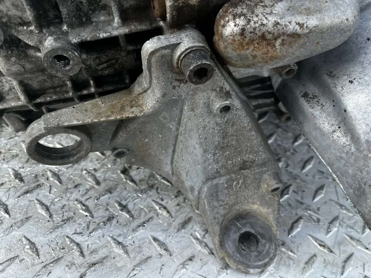 Кронштейн КПП 8D0399114S