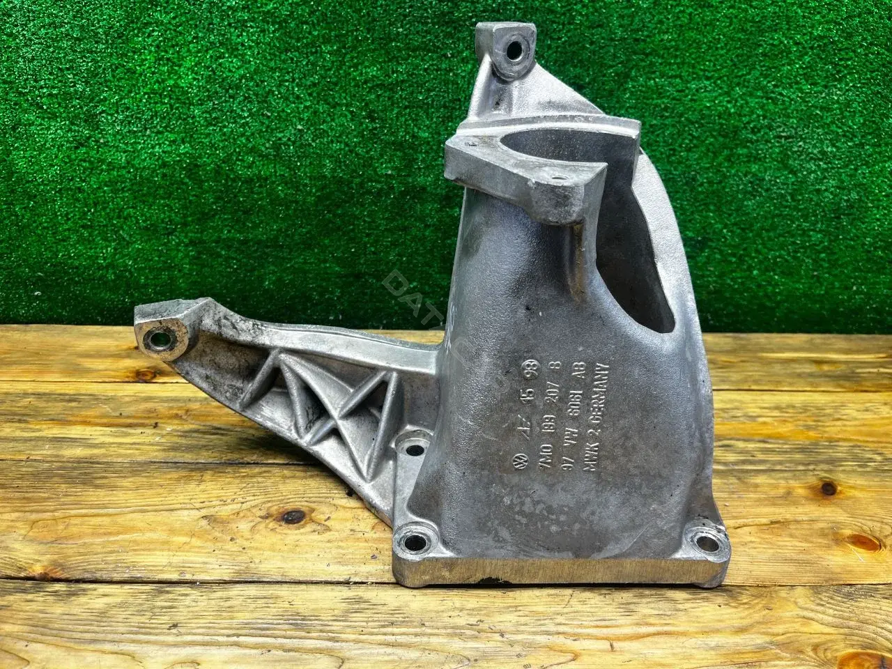 Кронштейн полуоси 7M0199207B, 97VW6061AB