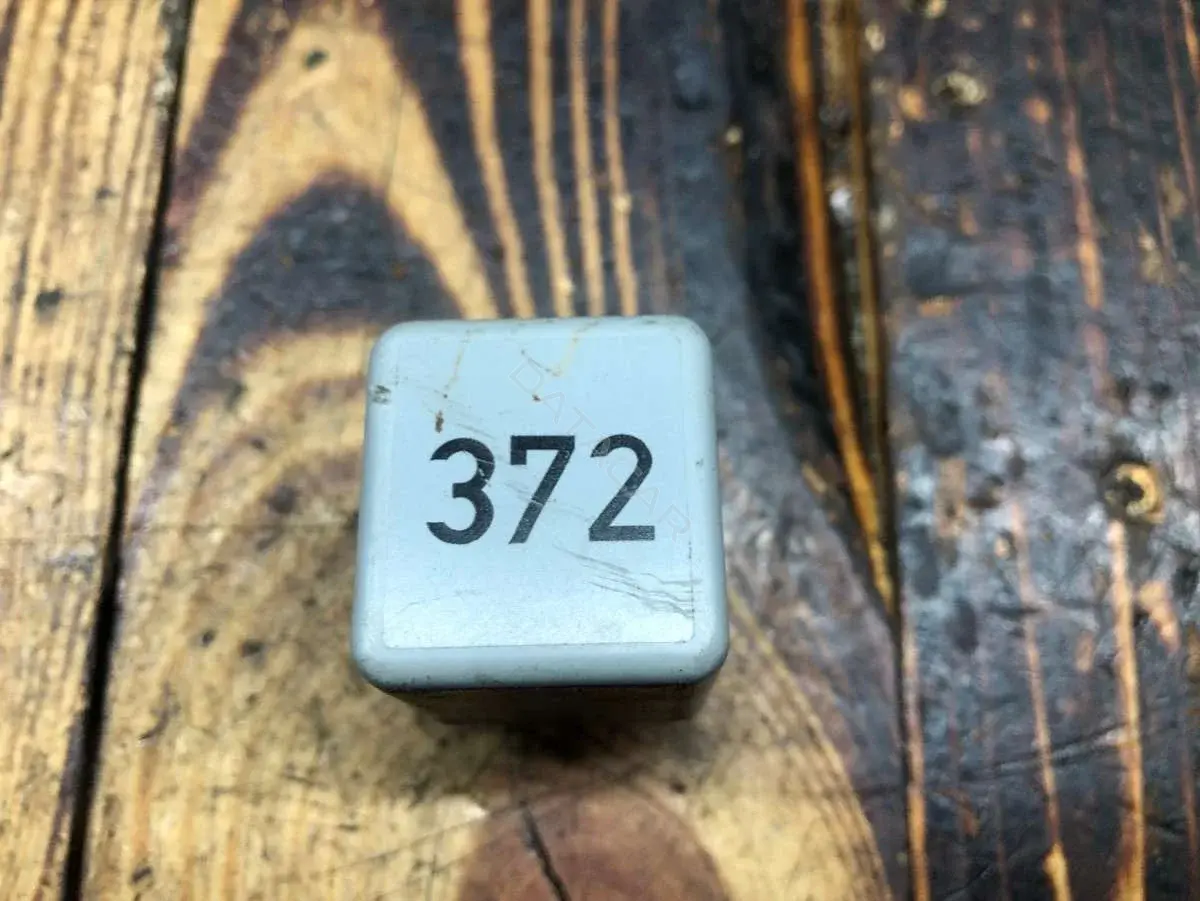 Реле топливного насоса 372, 4D0951253, 899309000
