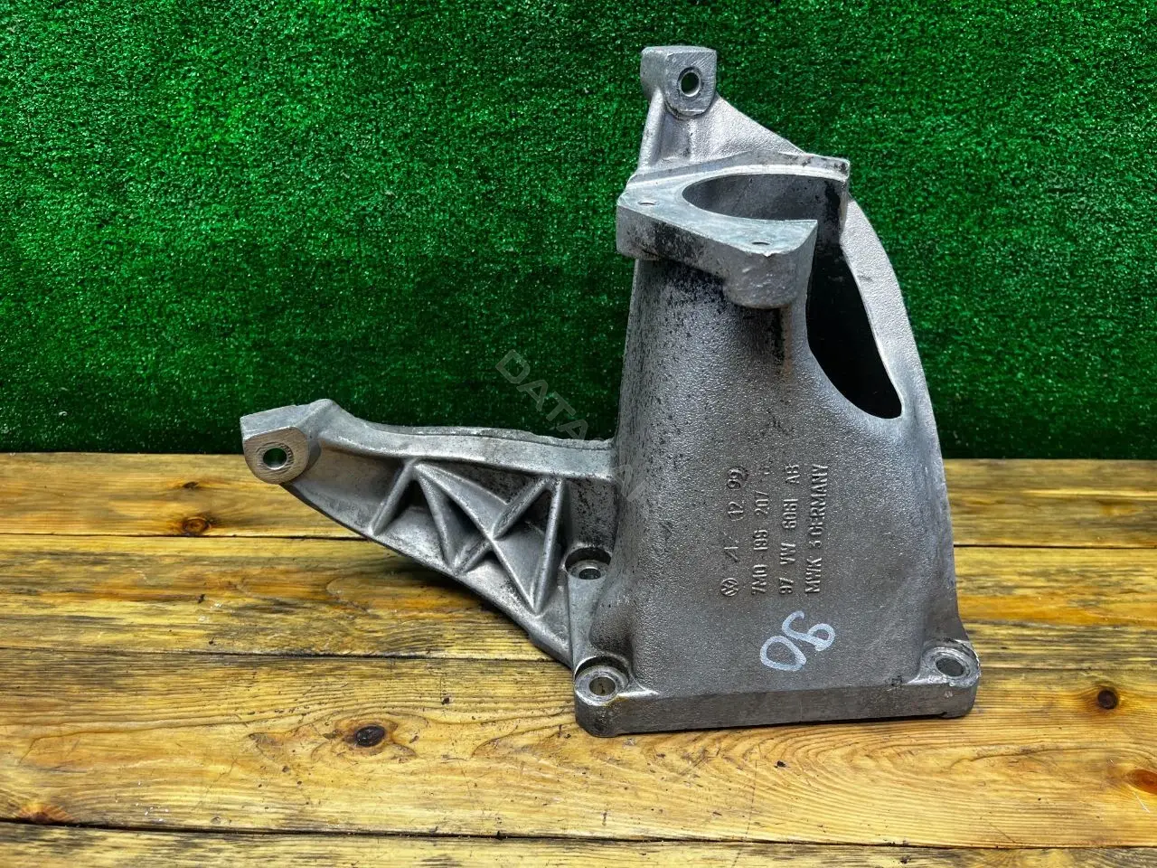 Кронштейн полуоси 7M0199207B, 97VW6061AB
