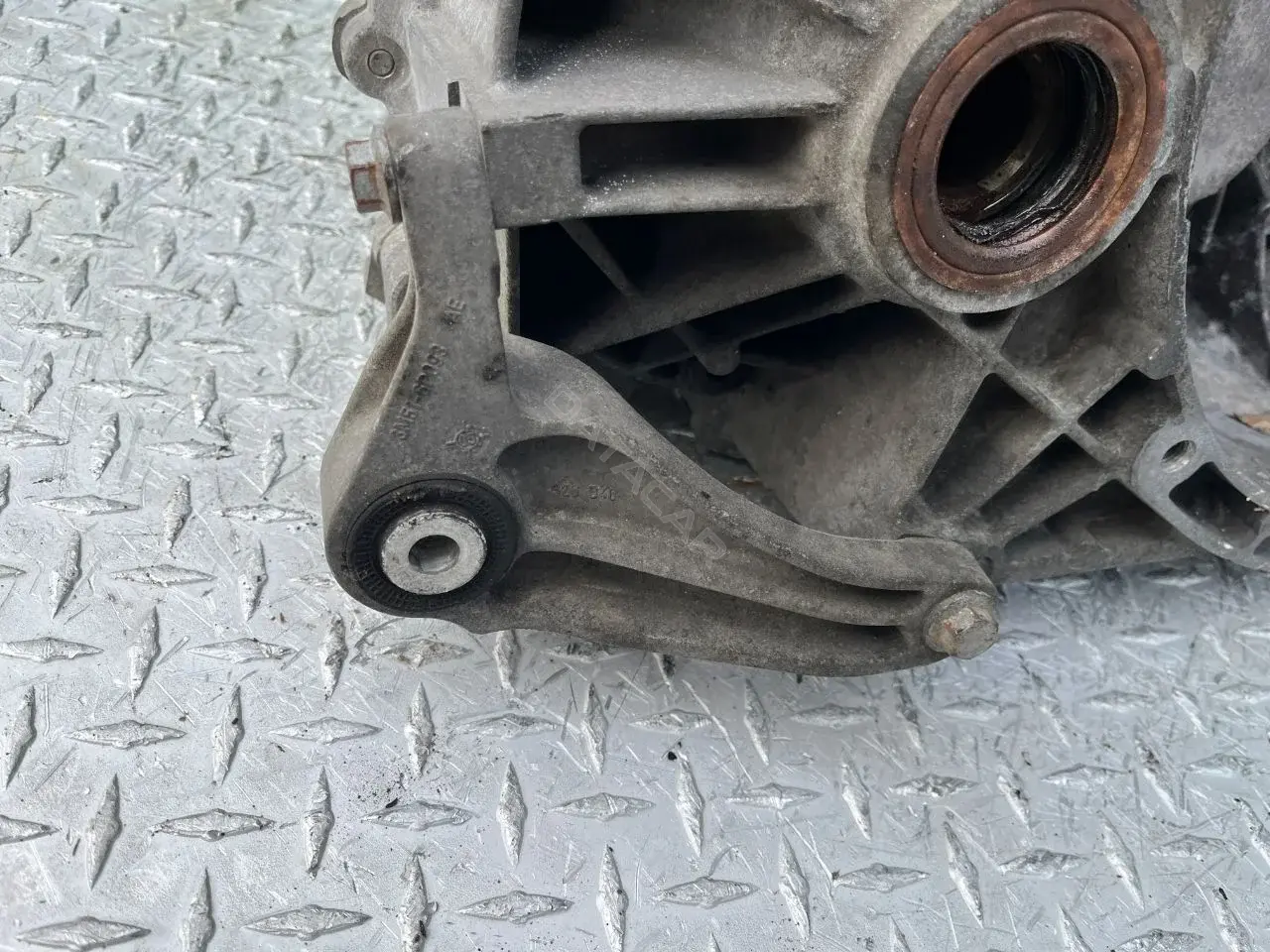 Кронштейн КПП 3M516P093AE