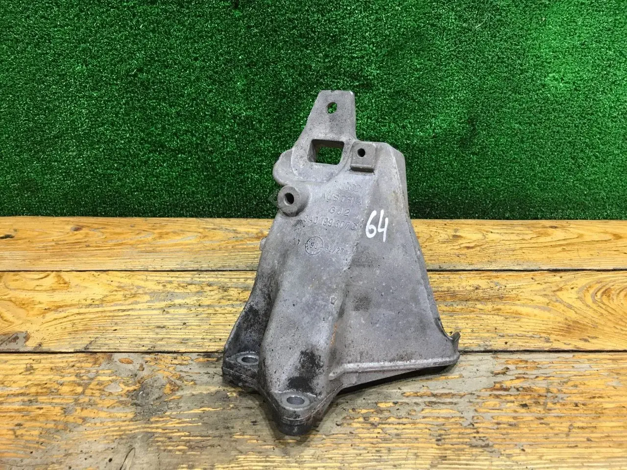 Кронштейн двигателя 8A0199307C