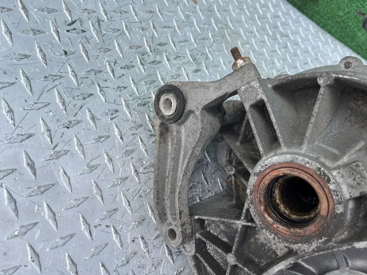 Кронштейн КПП 3M516P093AE