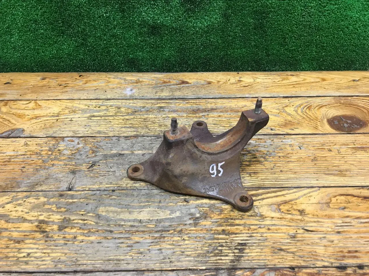 Кронштейн полуоси 3M513K305DD