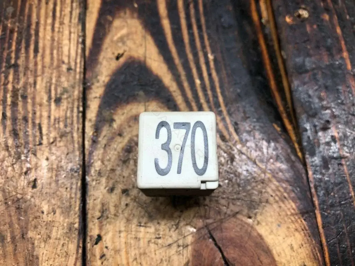 Многофункциональное реле 370, 8D0951253
