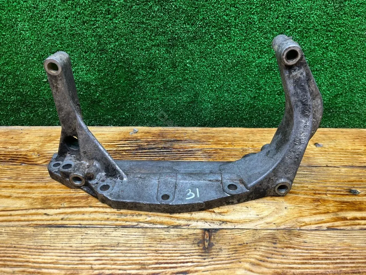 Кронштейн двигателя 048199307C