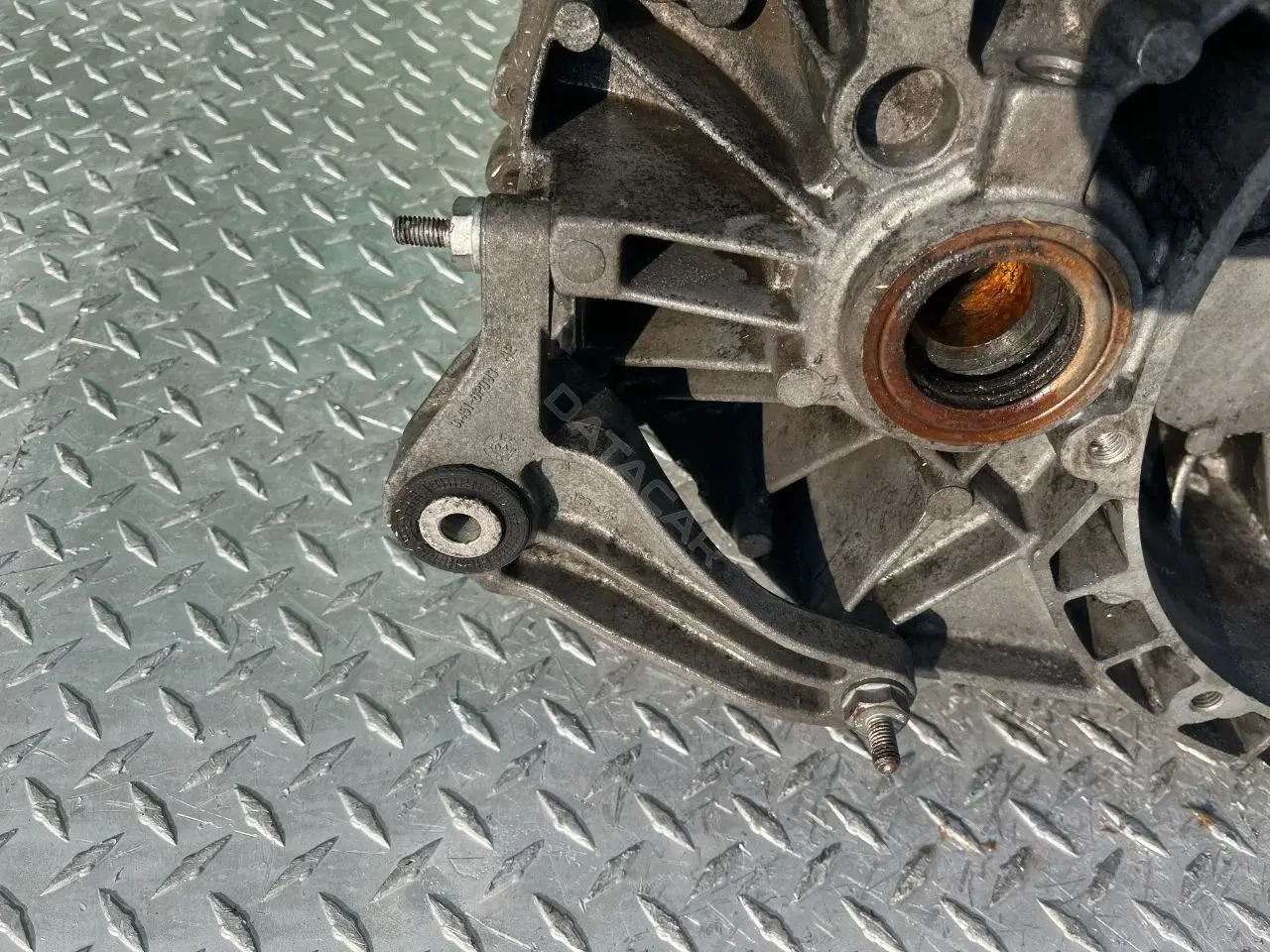 Кронштейн КПП 3M516P093AE