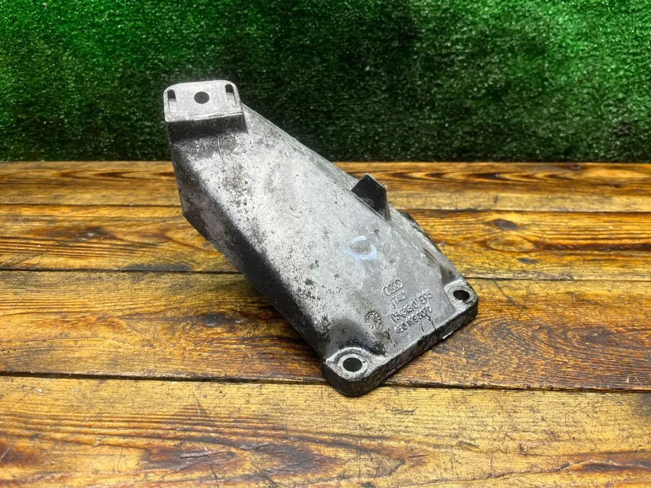 Кронштейн двигателя 4B0199307C