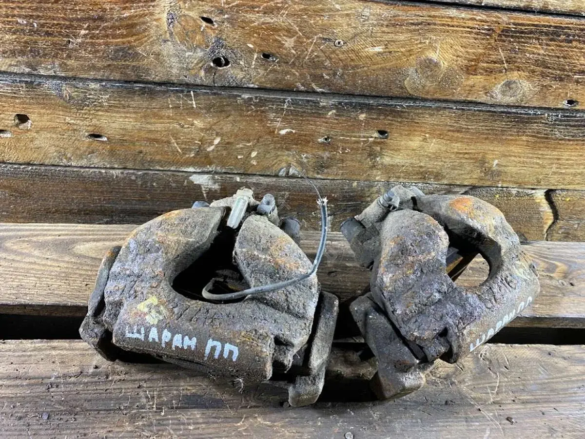 Суппорт тормозной 45740673