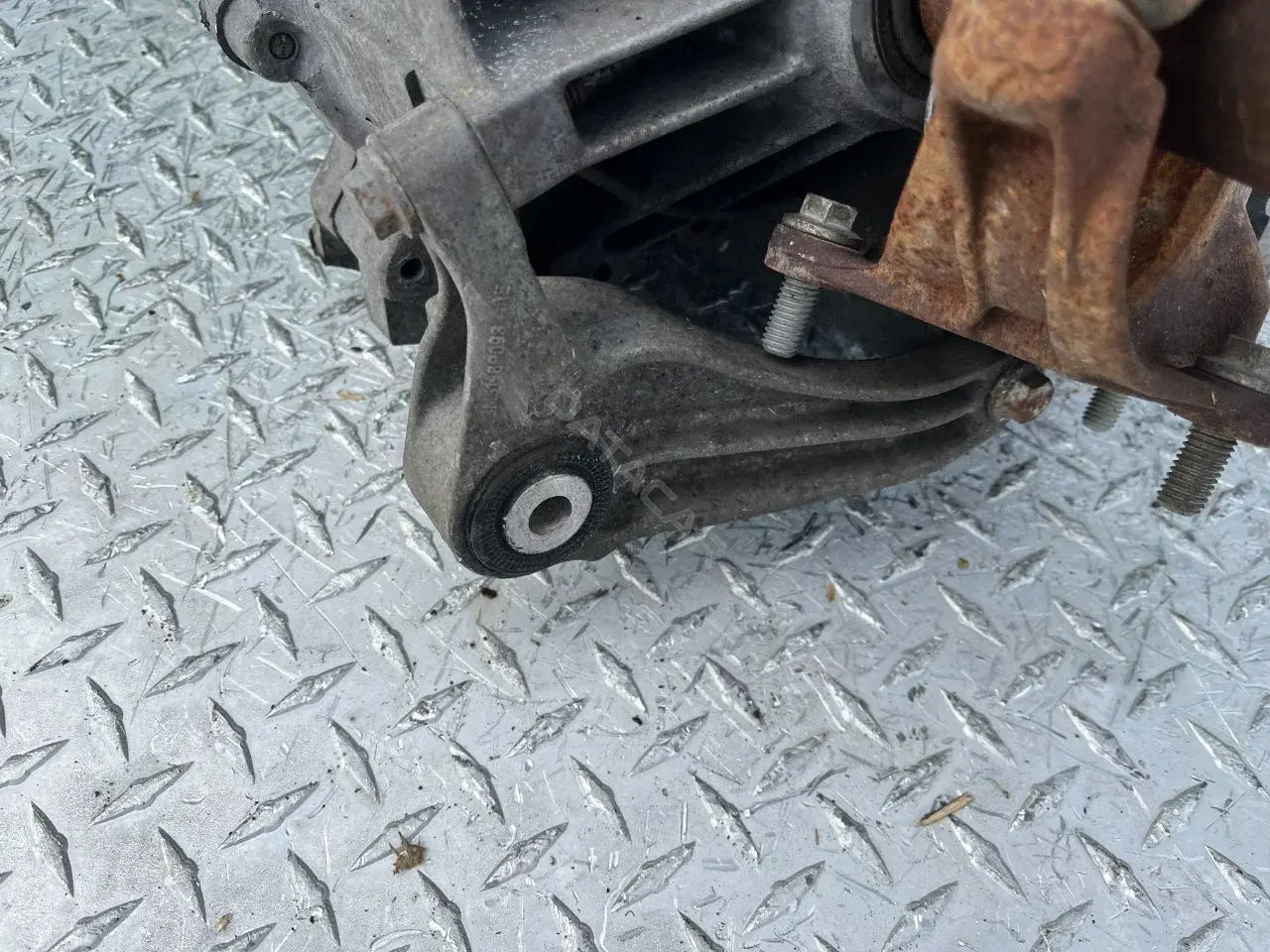 Кронштейн КПП 3M516P093AE