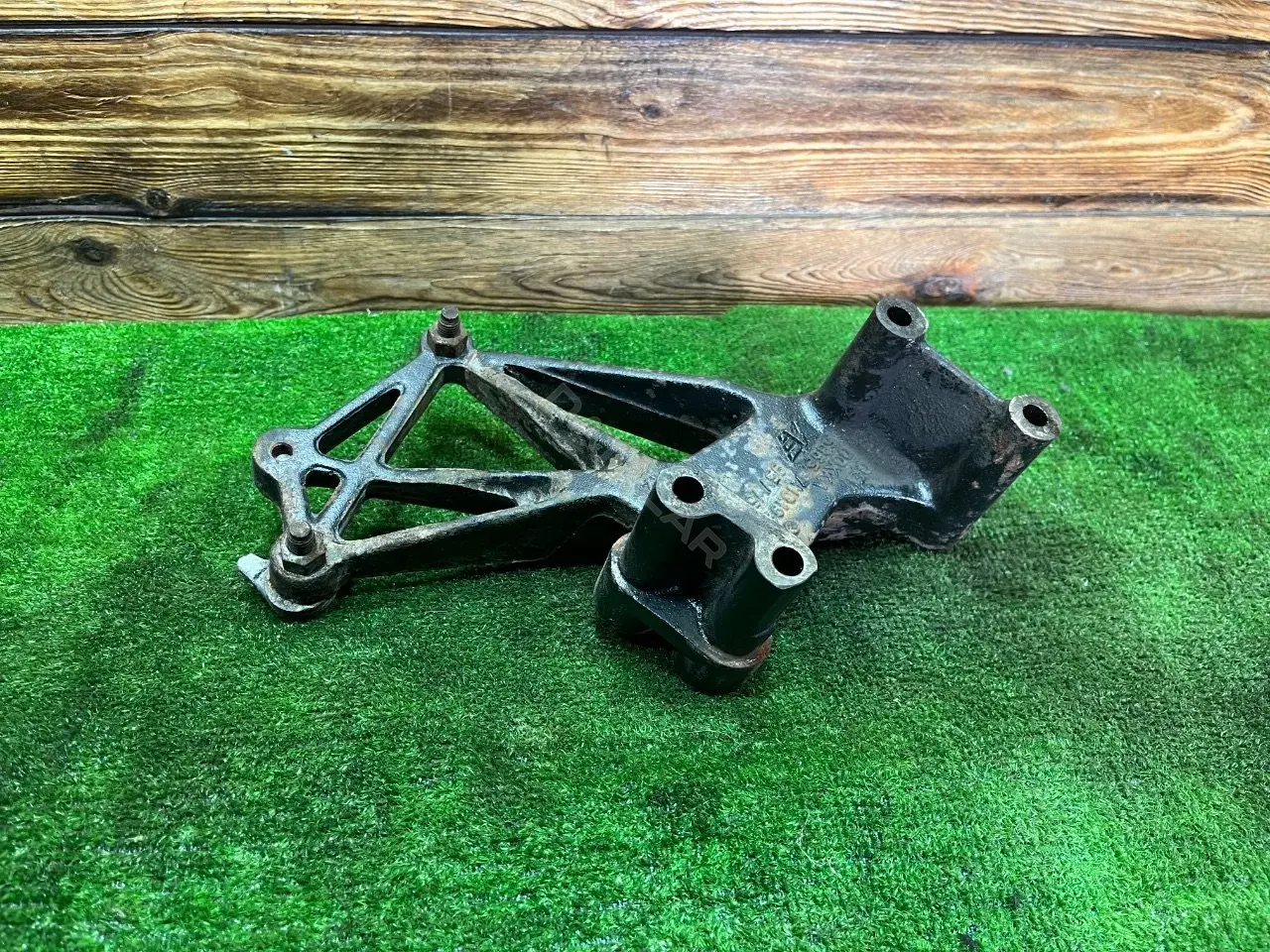 Кронштейн двигателя 7M0199308B, 95VW6037BB