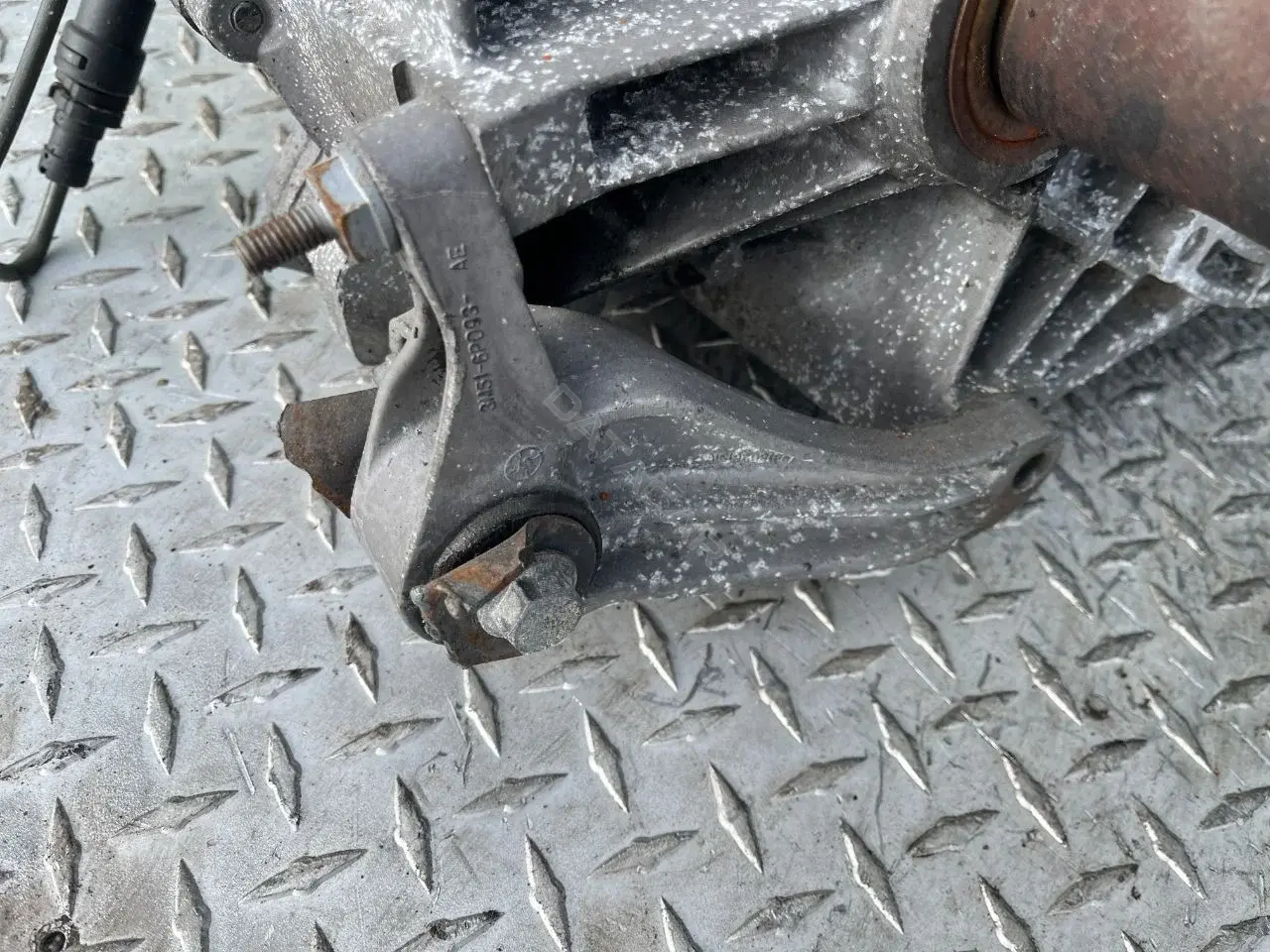 Кронштейн КПП 3M516P093AE