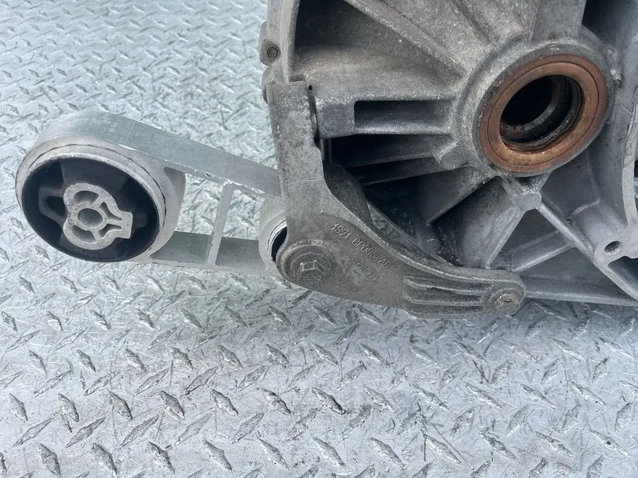Кронштейн КПП 1S716P093AB