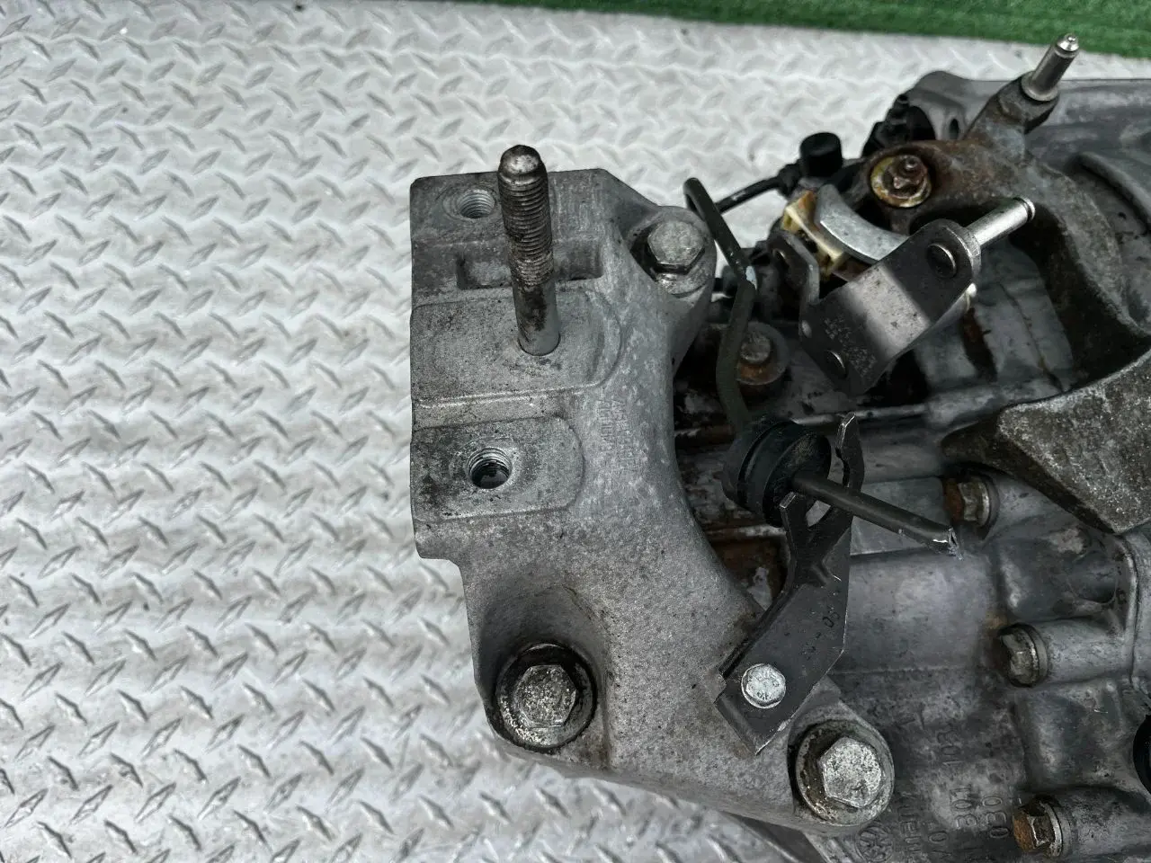 Кронштейн КПП 7M3399135A