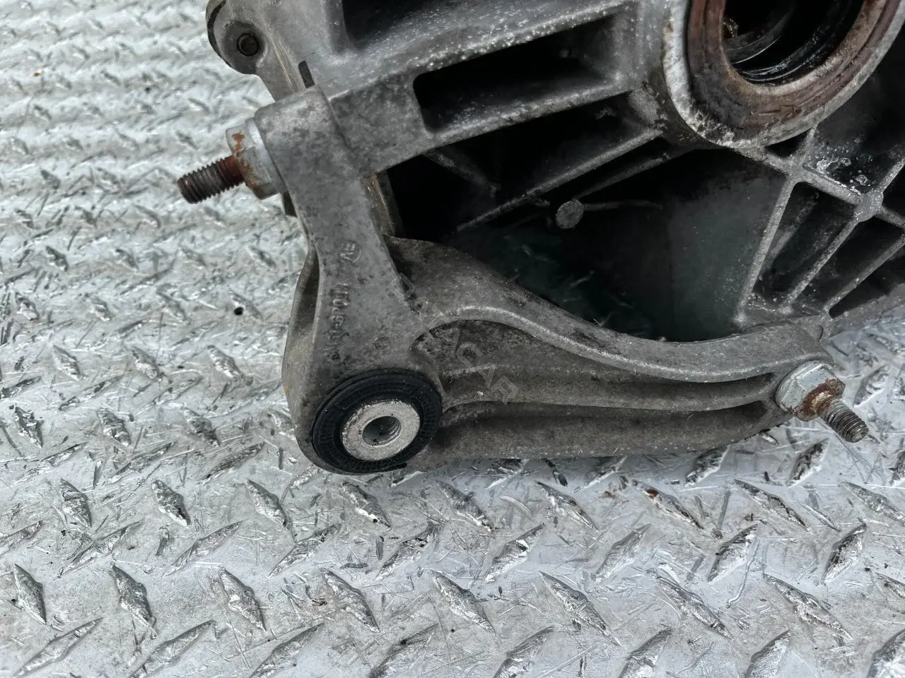 Кронштейн КПП 3M516P093AE