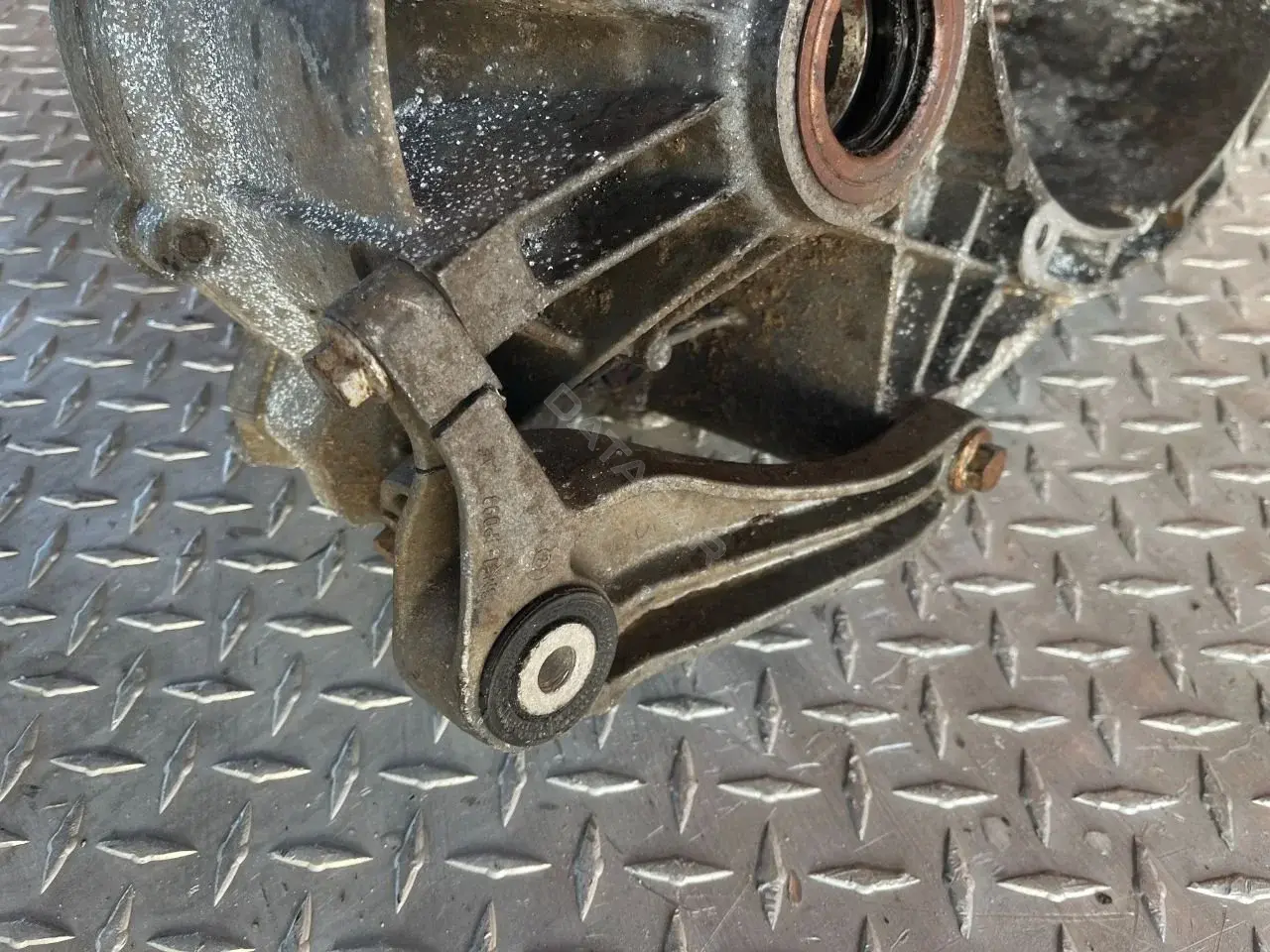 Кронштейн КПП 3M516P093AE