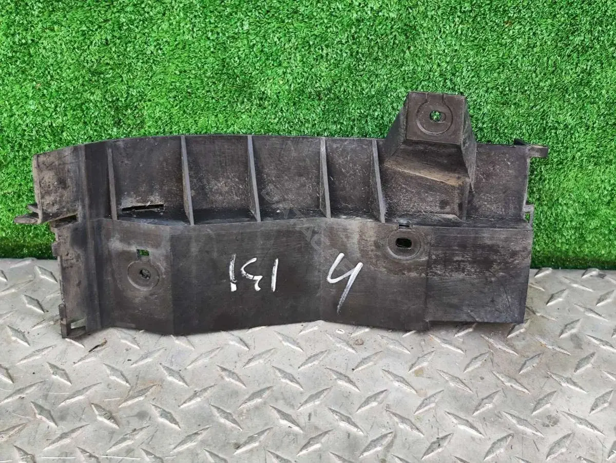 Кронштейн-направляющая бампера 8L0807377A