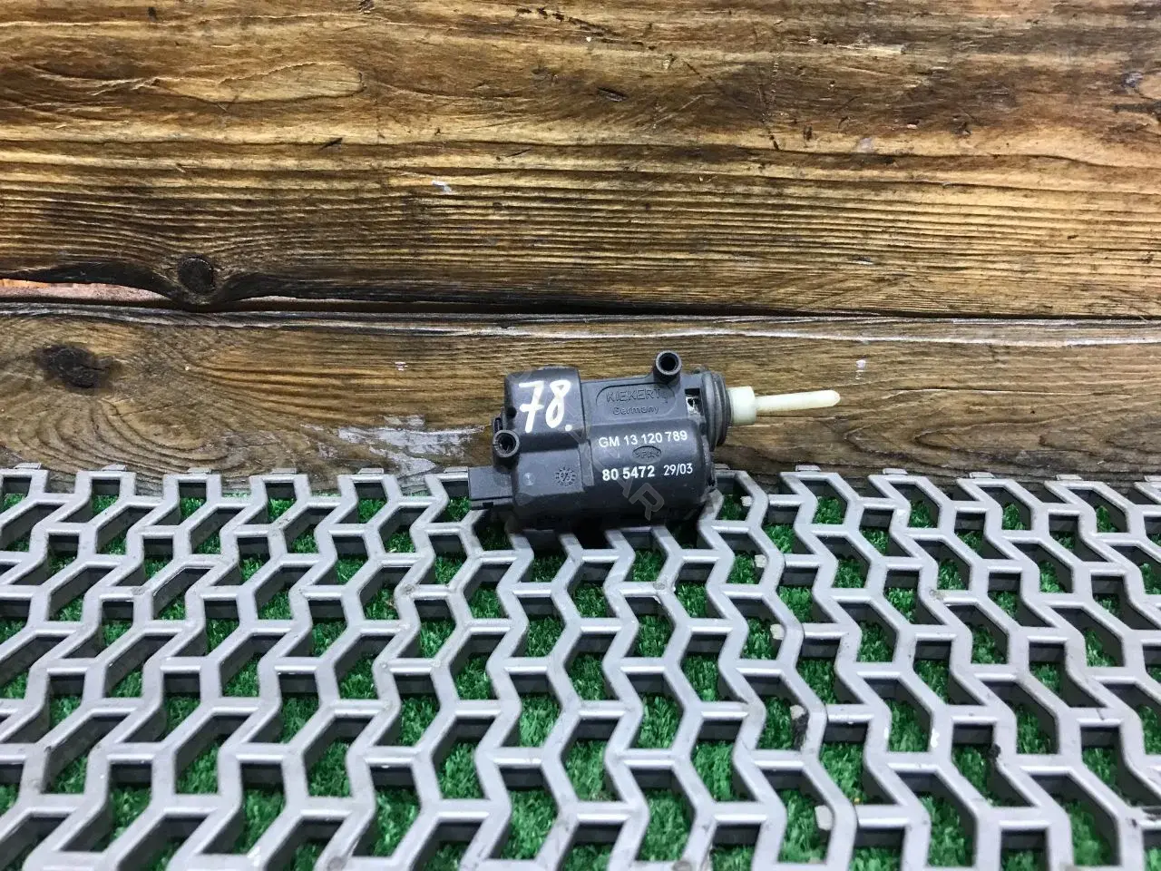 Замок лючка топливного бака 13120789