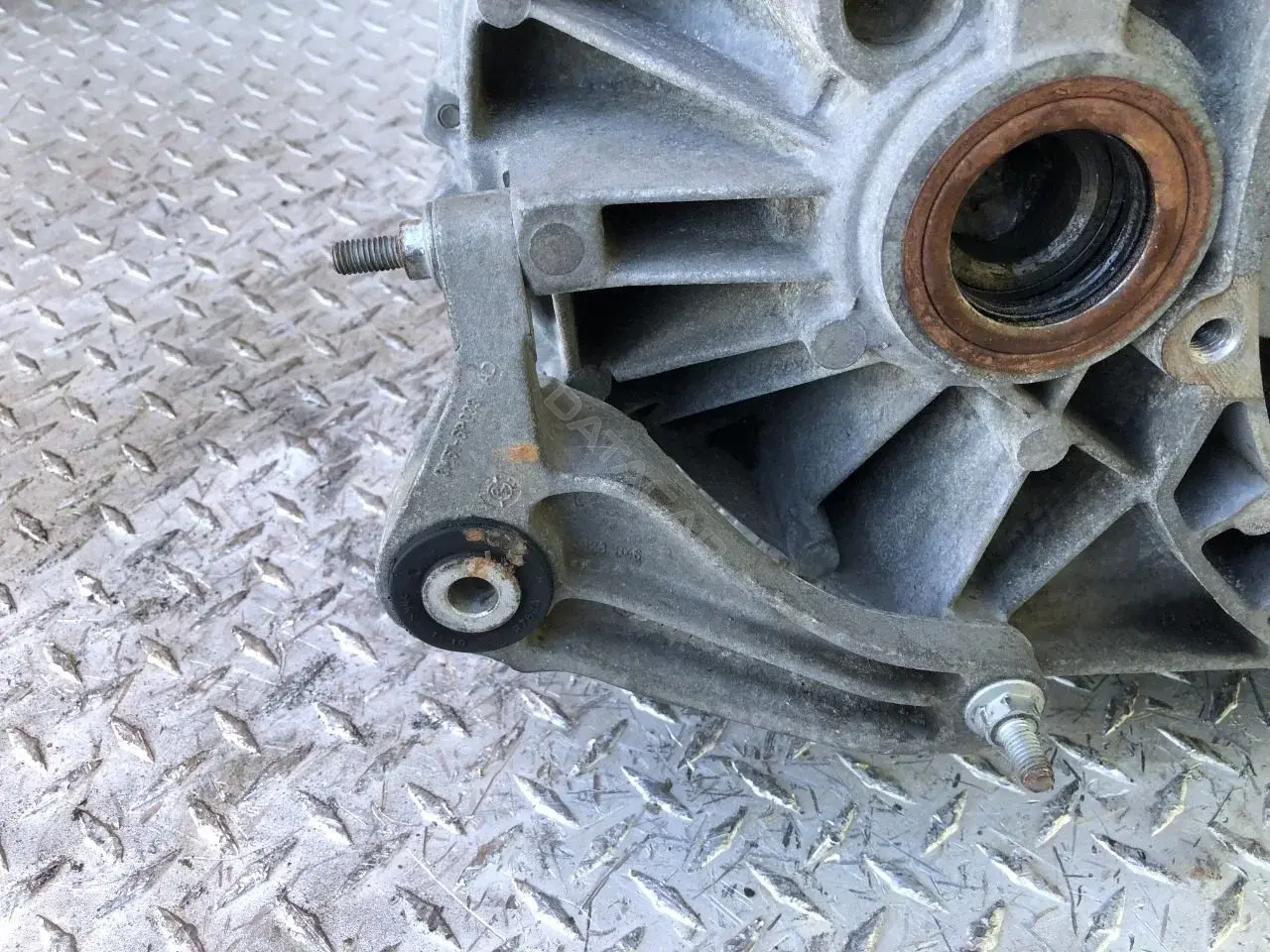Кронштейн КПП 3M516P093AD