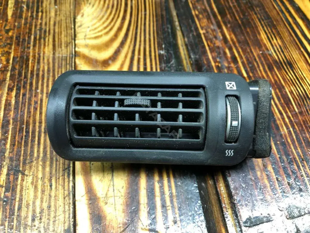 Дефлектор обдува салона 970502B100, U0446848