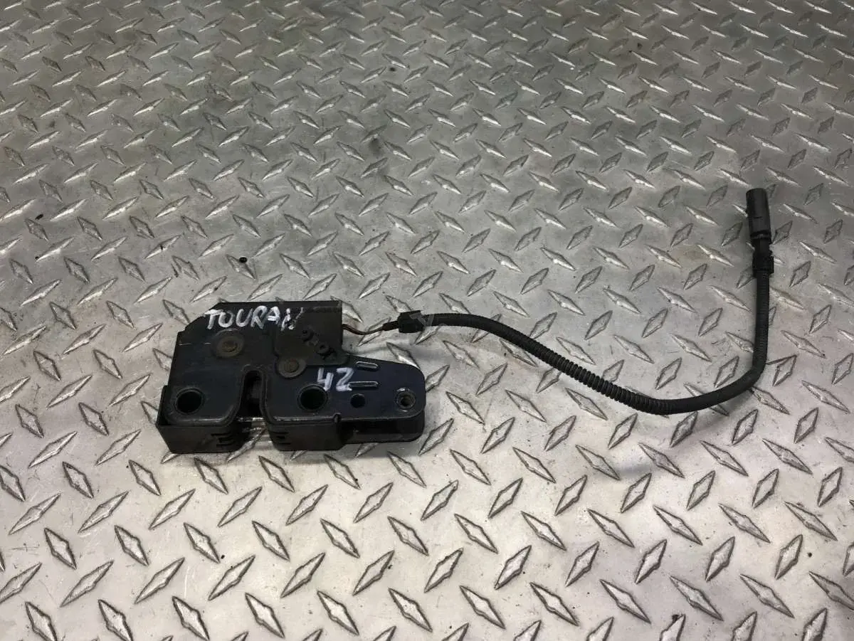 Замок капота 1T0823503