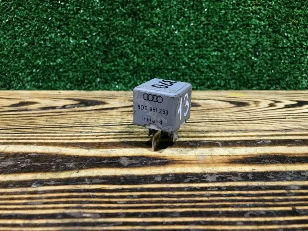 Многофункциональное реле 370, 8D0951253
