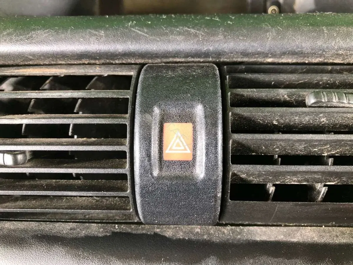 Кнопка аварийки 65900457