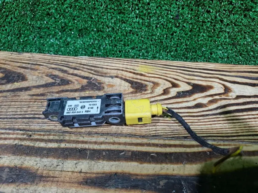 Датчик удара 4B0959643E