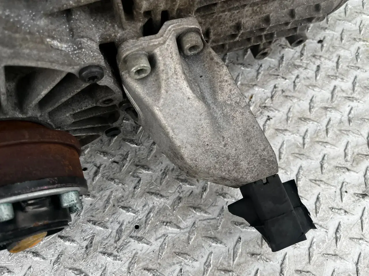 Кронштейн КПП 8D0399113AB