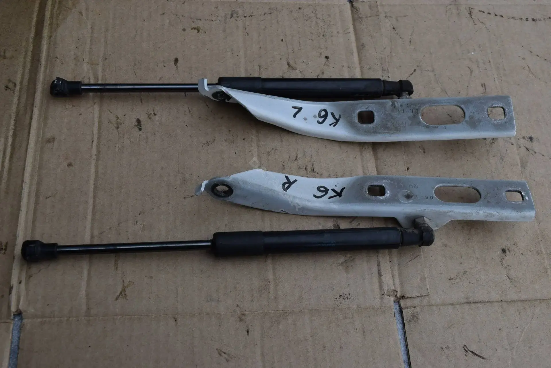 Амортизатор крышки багажника, капота, заднего стекла 8R0823559A