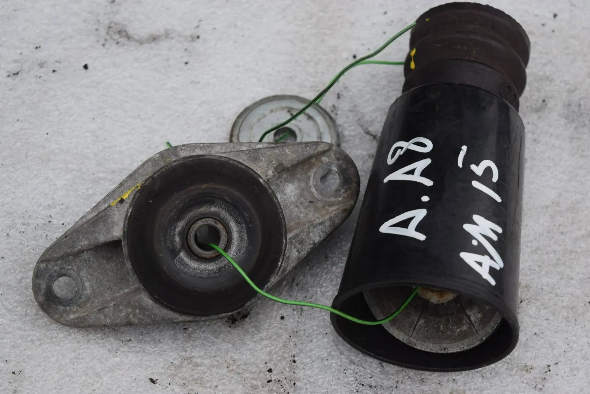 Опора амортизатора 4D0513168D, 8A0513279A