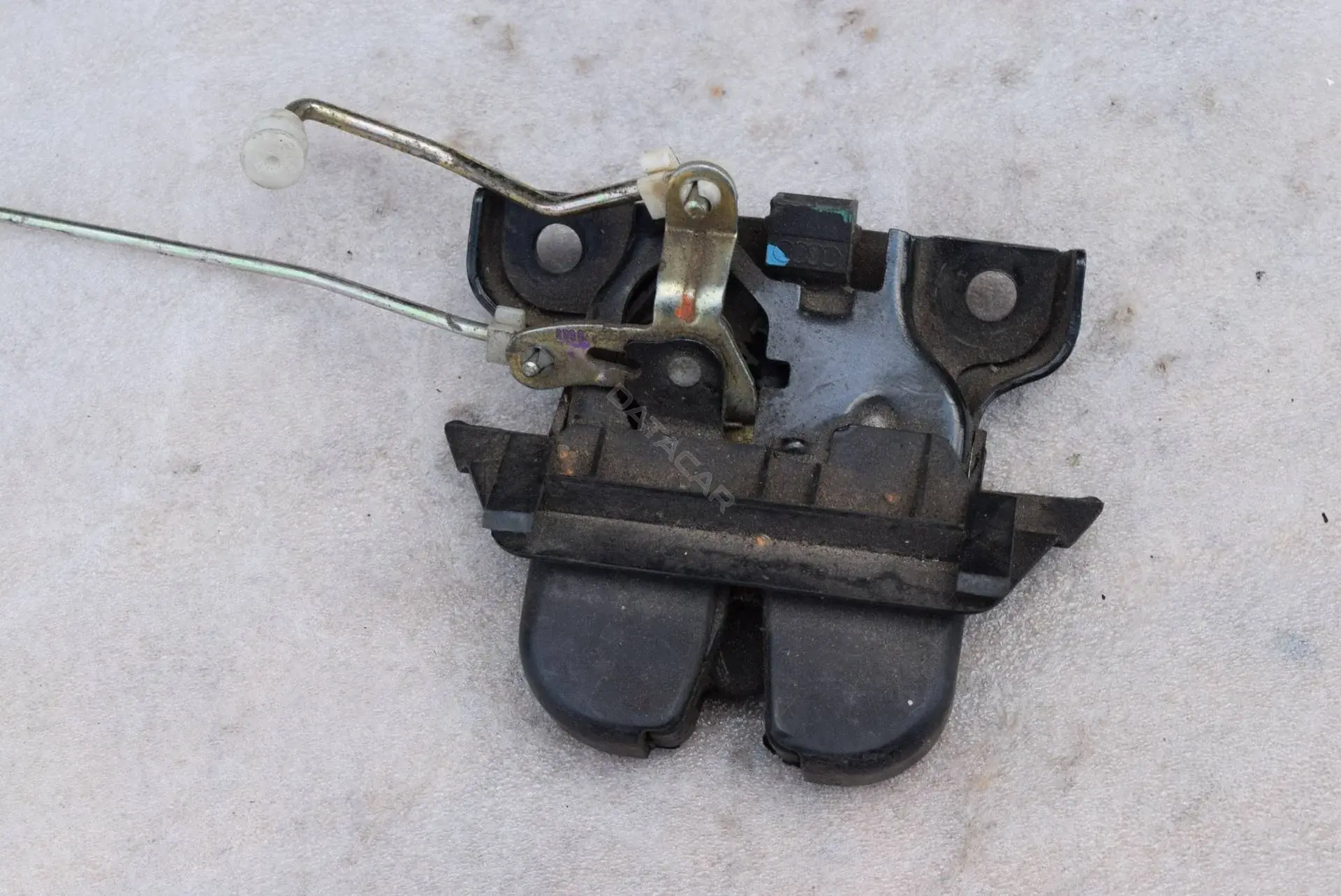 Замок крышки багажника SP47