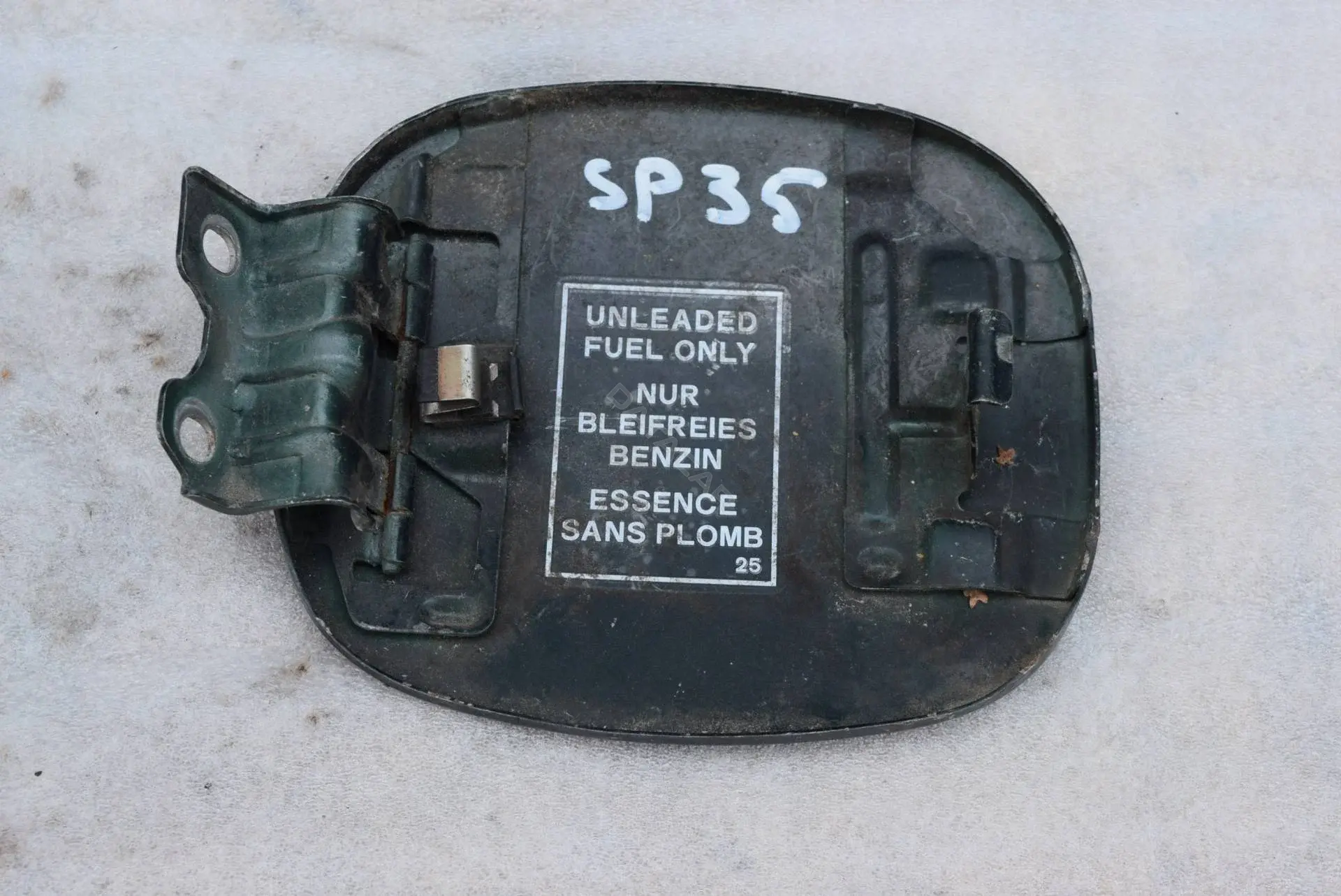 Крышка лючка топливного бака SP35
