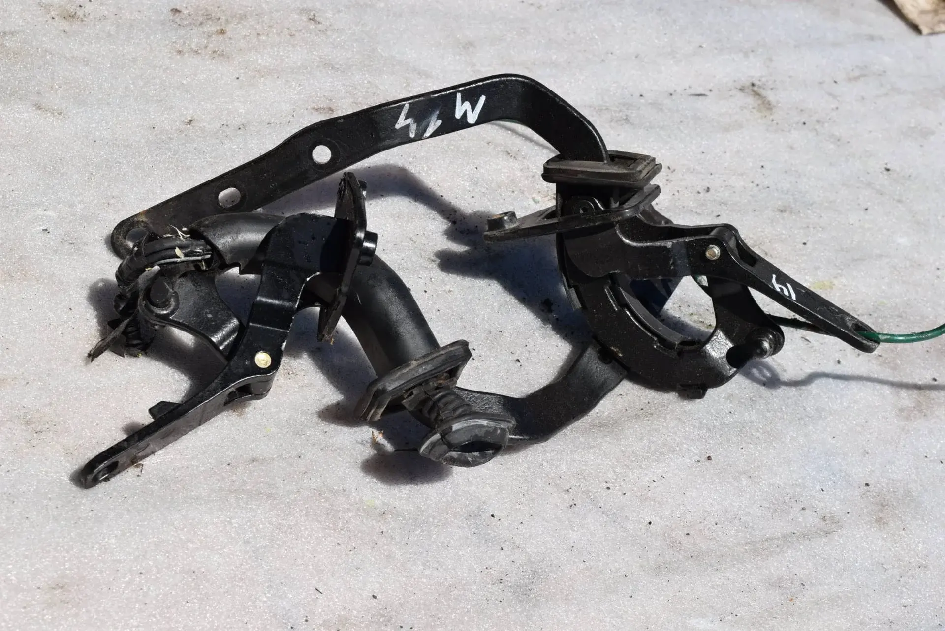 Петля крышки багажника M14-188-1