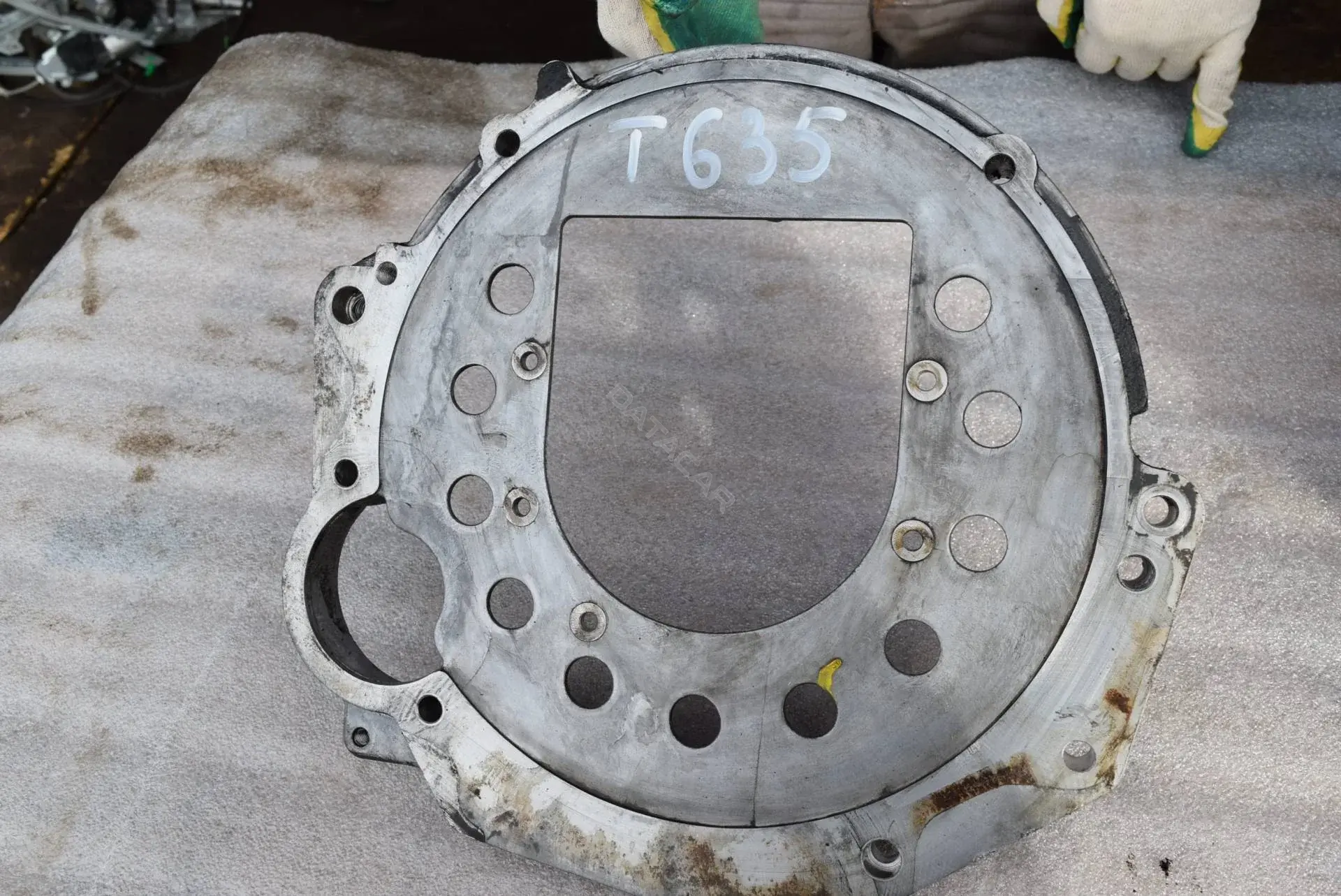 Крышка двигателя T635-327-1